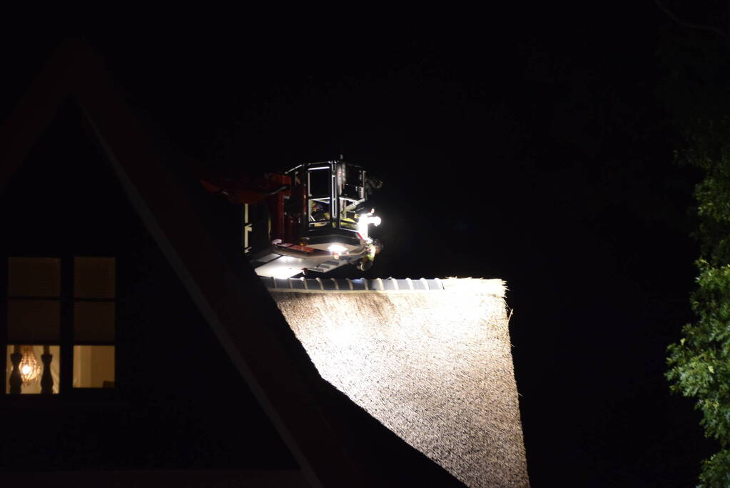 Brandweer controleert rietendak na blikseminslag