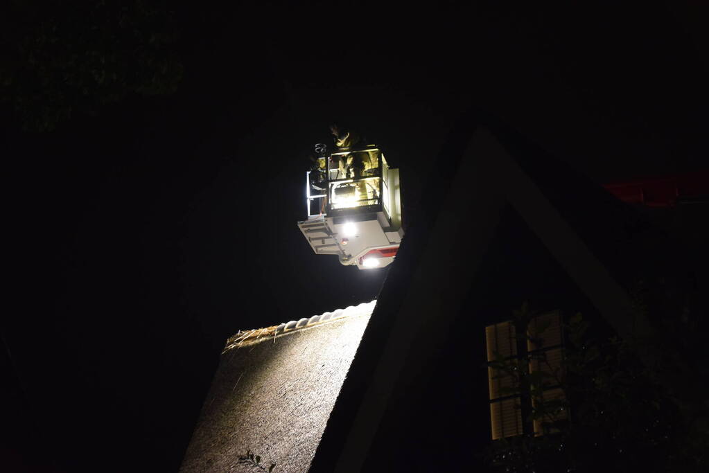 Brandweer controleert rietendak na blikseminslag