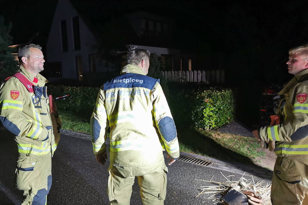 Brandweer controleert rietendak na blikseminslag