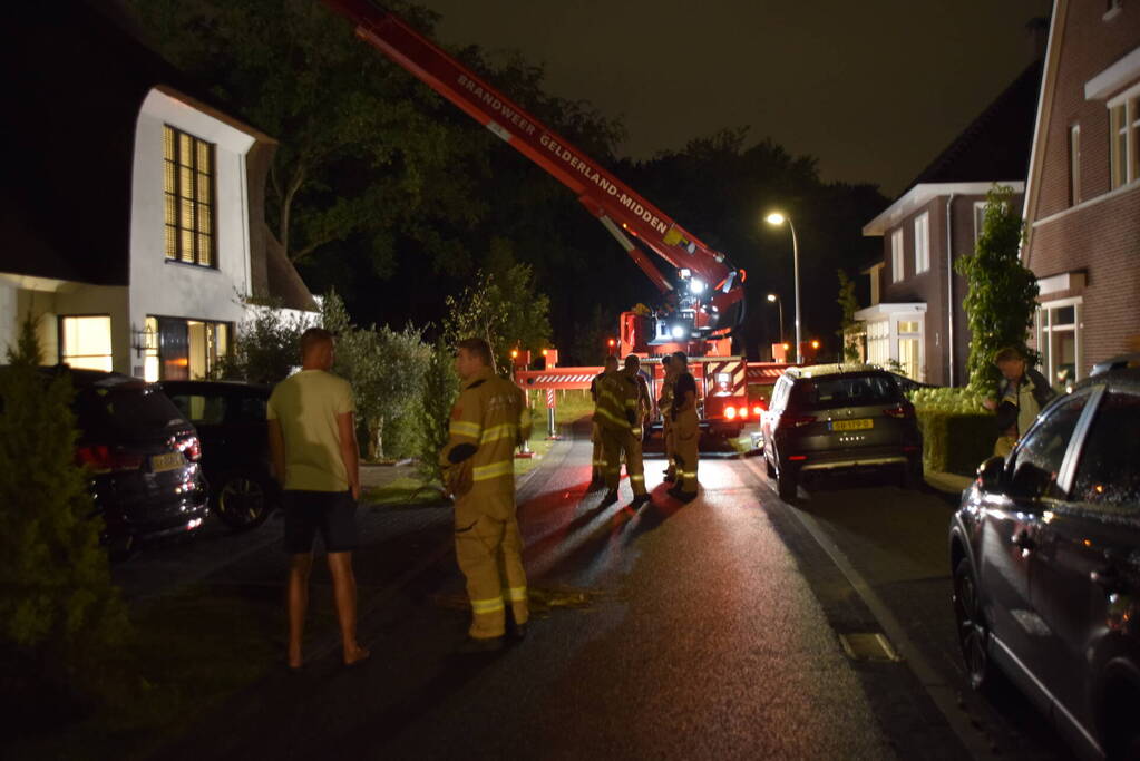 Brandweer controleert rietendak na blikseminslag