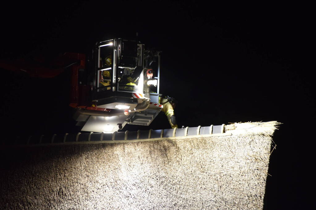 Brandweer controleert rietendak na blikseminslag
