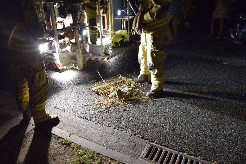 Brandweer controleert rietendak na blikseminslag