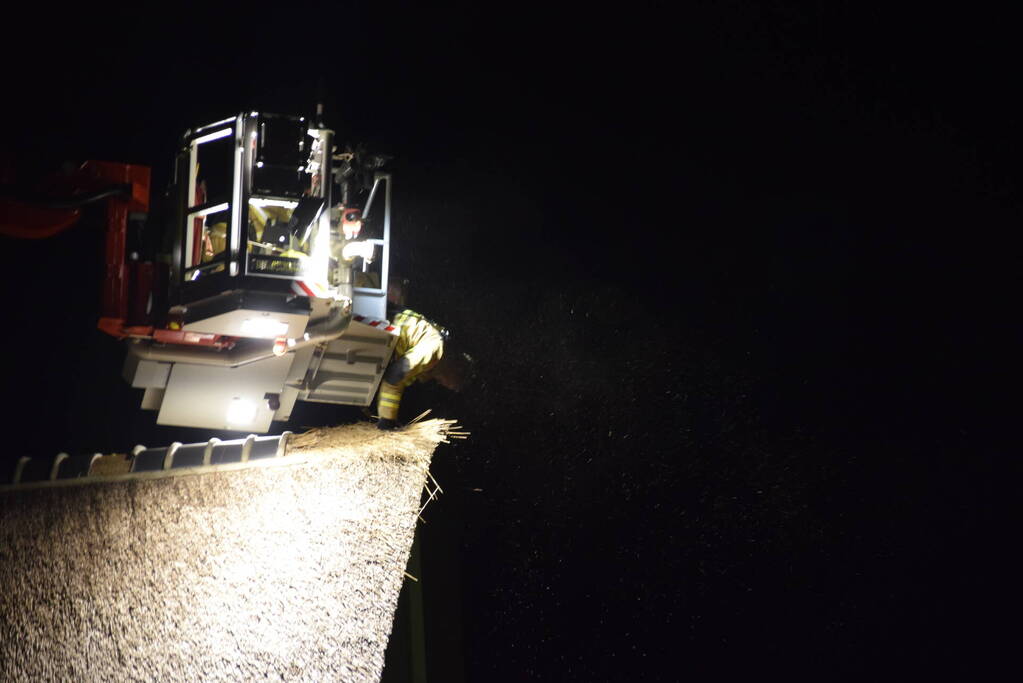 Brandweer controleert rietendak na blikseminslag