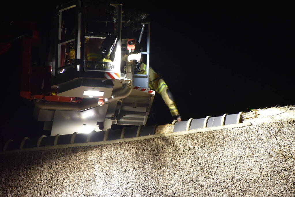Brandweer controleert rietendak na blikseminslag