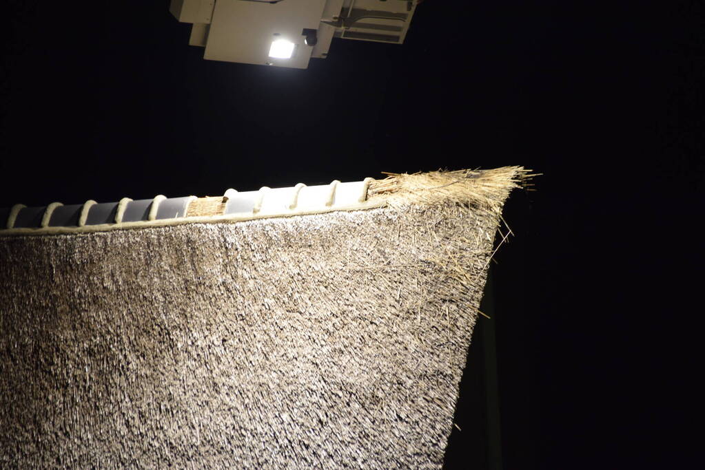 Brandweer controleert rietendak na blikseminslag