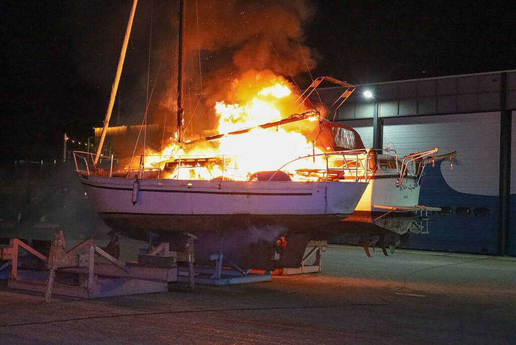 Wederom brand in boot bij jachthaven 't Huizerhoofd