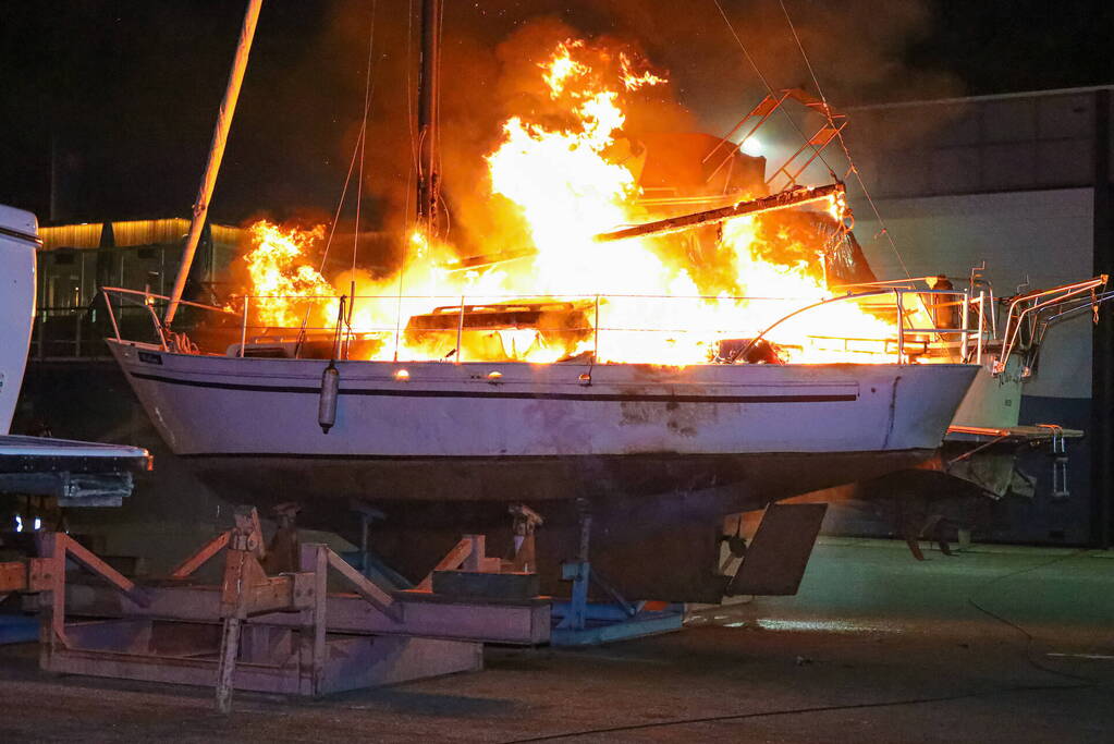 Wederom brand in boot bij jachthaven 't Huizerhoofd