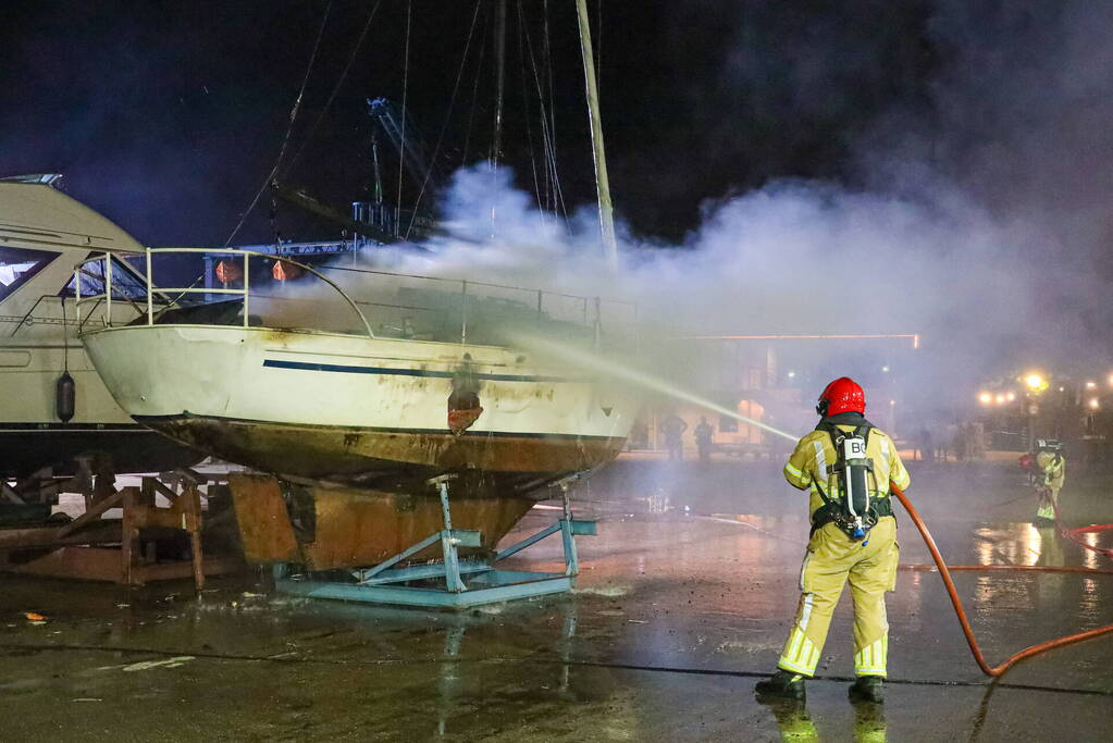Wederom brand in boot bij jachthaven 't Huizerhoofd