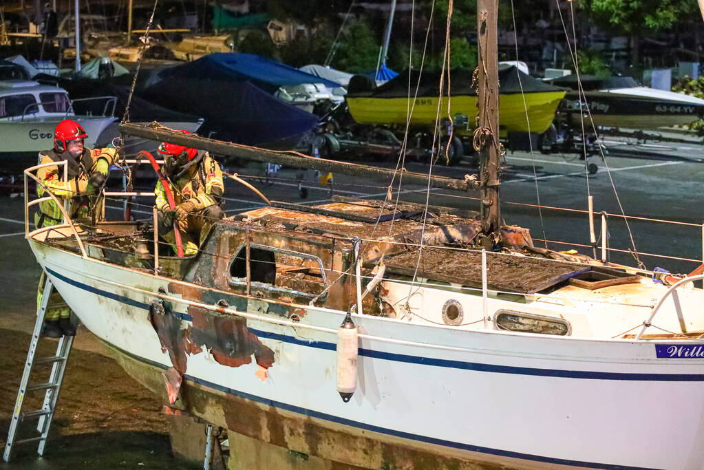 Wederom brand in boot bij jachthaven 't Huizerhoofd