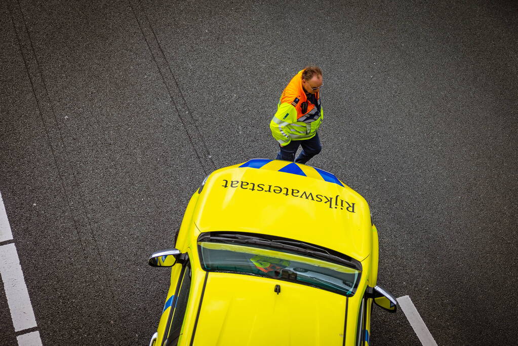 Vrachtwagen verliest meerdere betonblokken