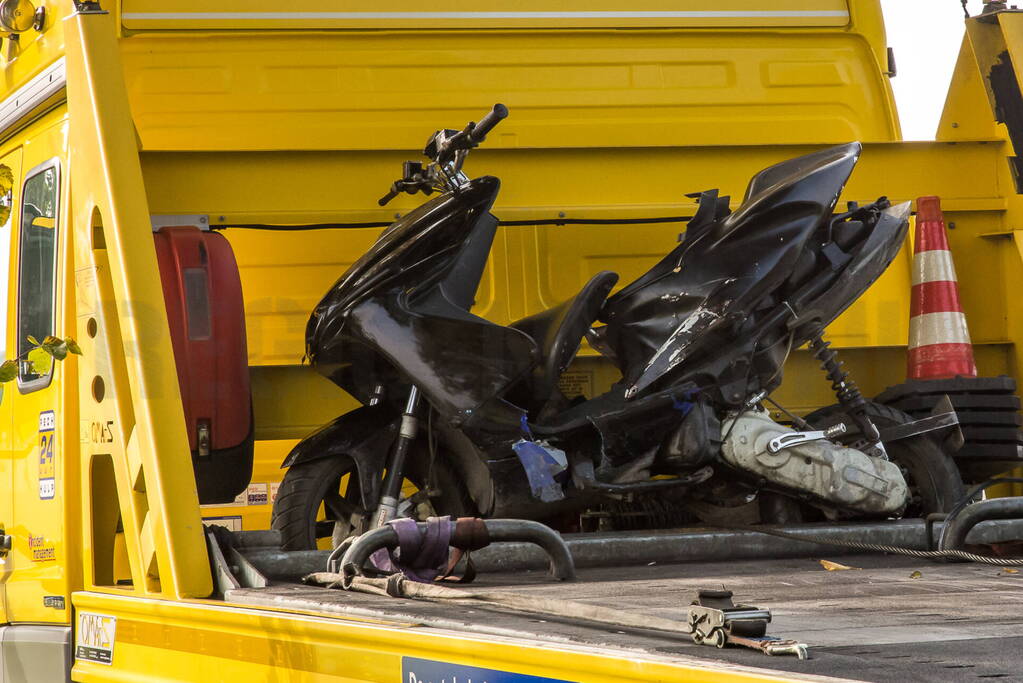 Twee scooterrijders met elkaar in botsing