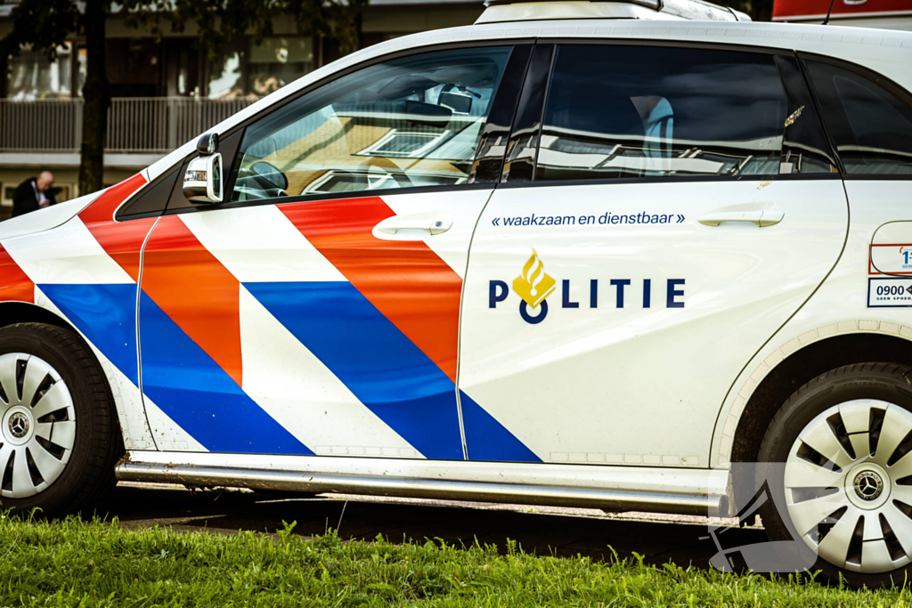 Automobilist rijdt tegen stoplicht