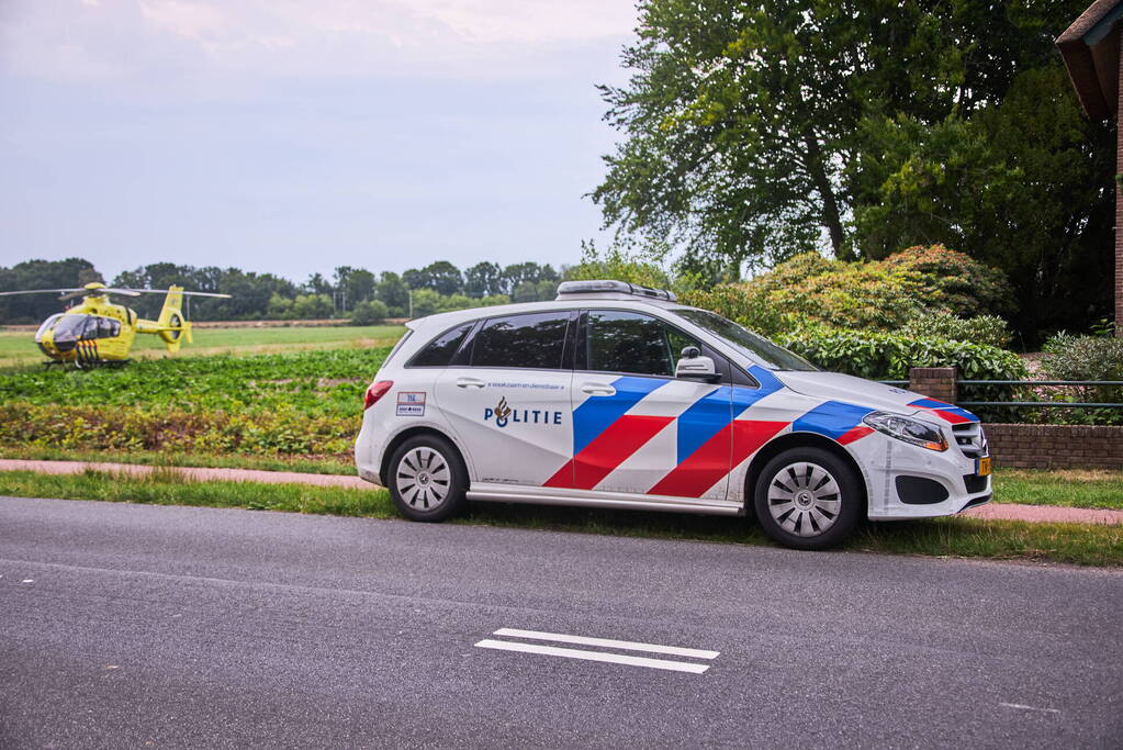 Jong meisje aangereden, automobilist rijdt door
