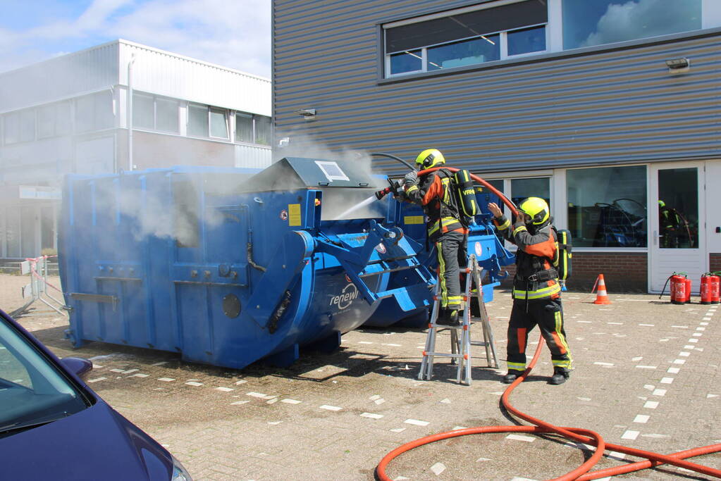 Veel rook bij brand in perscontainer