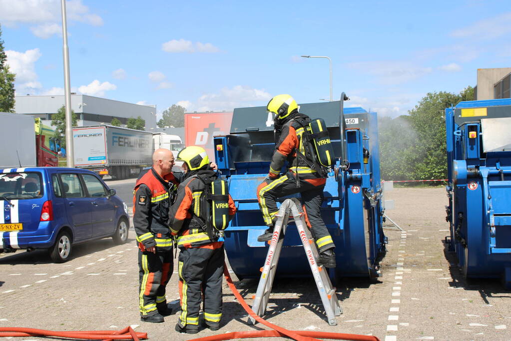 Veel rook bij brand in perscontainer