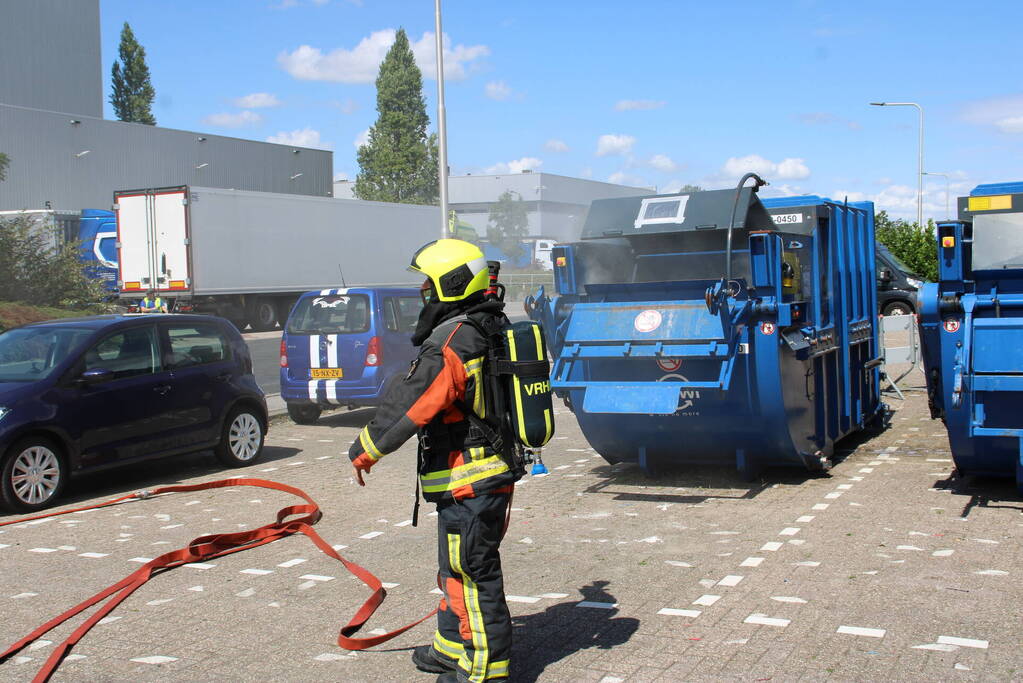 Veel rook bij brand in perscontainer