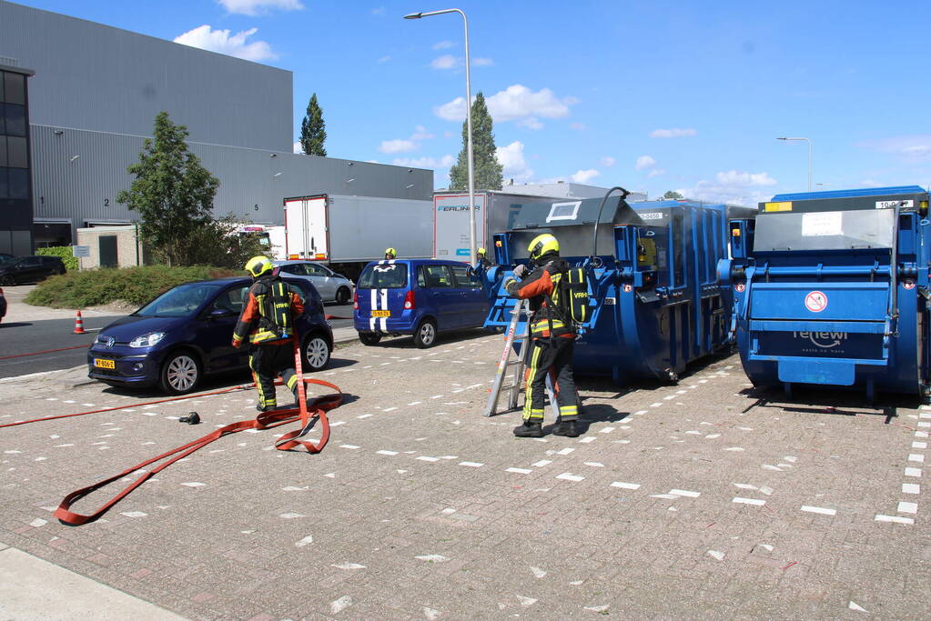 Veel rook bij brand in perscontainer