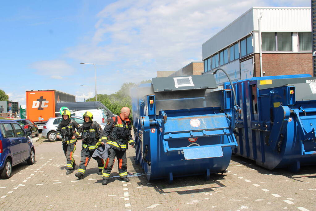 Veel rook bij brand in perscontainer
