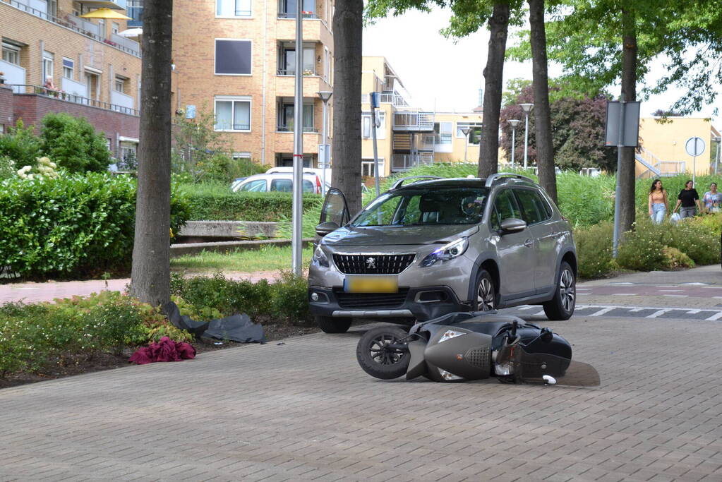 Scooterrijder ernstig gewond bij botsing met auto