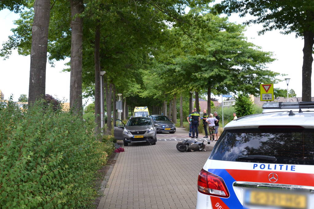 Scooterrijder ernstig gewond bij botsing met auto