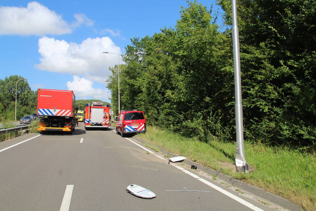 Weg bezaaid met brokstukken na botsing