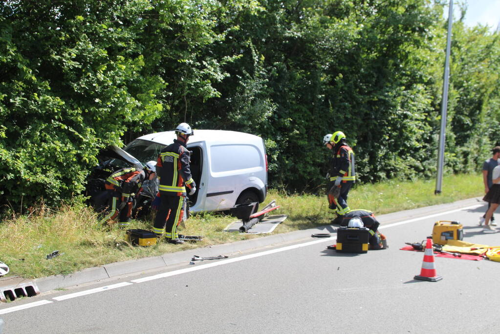 Weg bezaaid met brokstukken na botsing