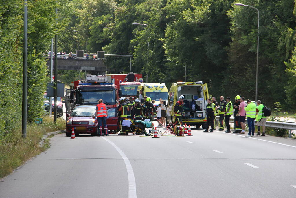 Weg bezaaid met brokstukken na botsing