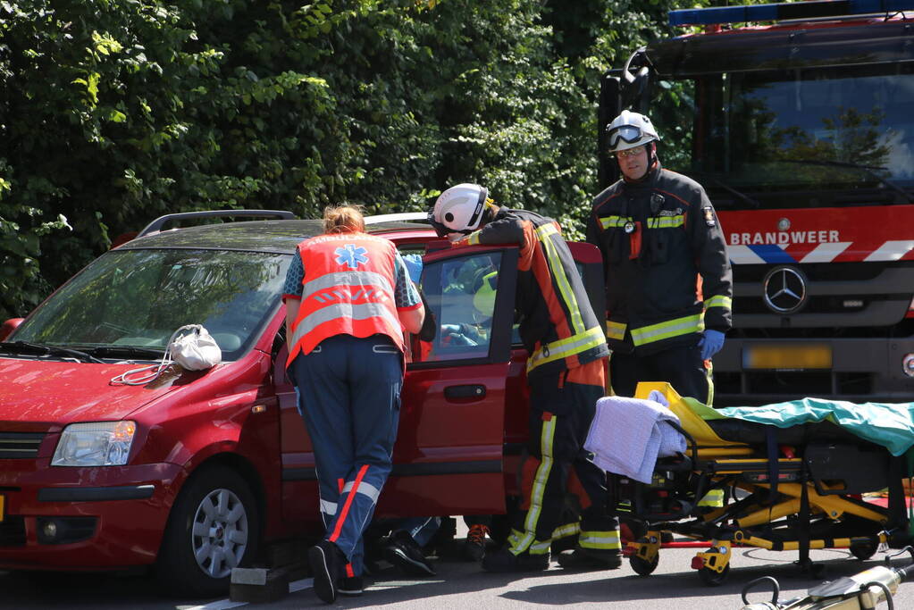 Weg bezaaid met brokstukken na botsing