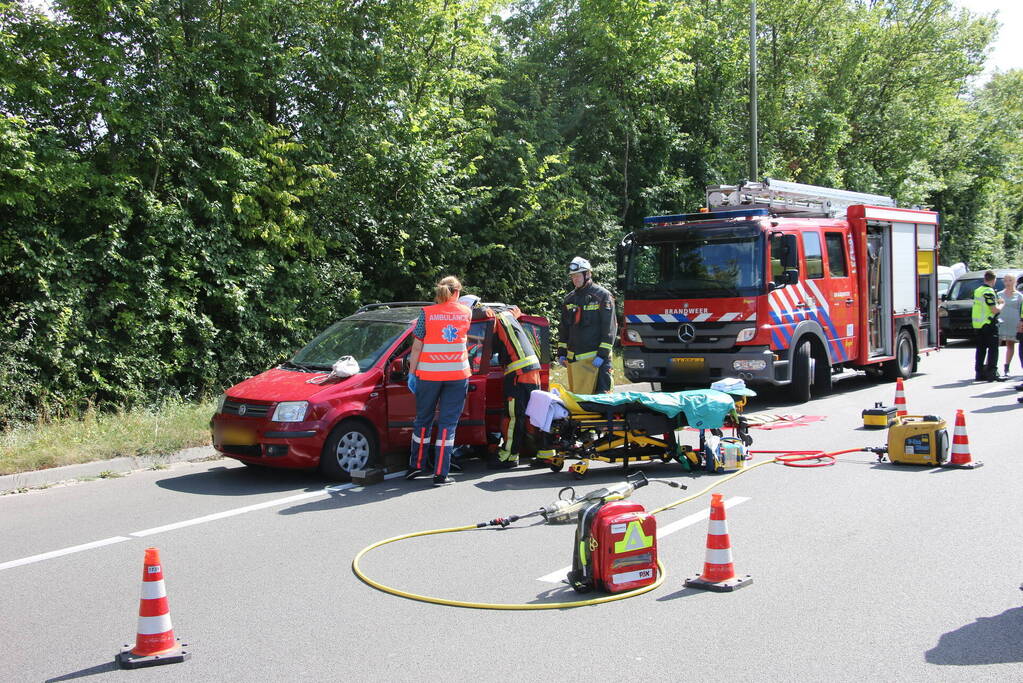 Weg bezaaid met brokstukken na botsing