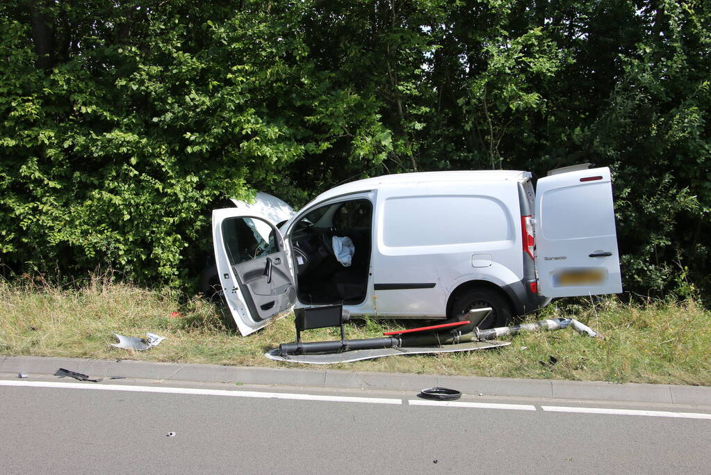 Weg bezaaid met brokstukken na botsing