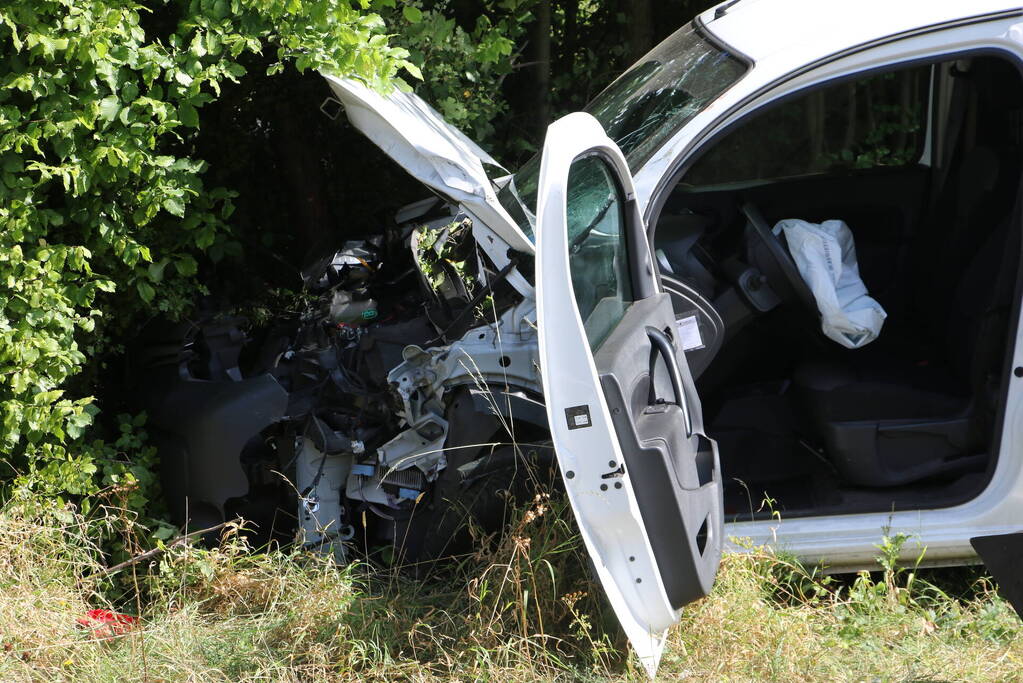 Weg bezaaid met brokstukken na botsing