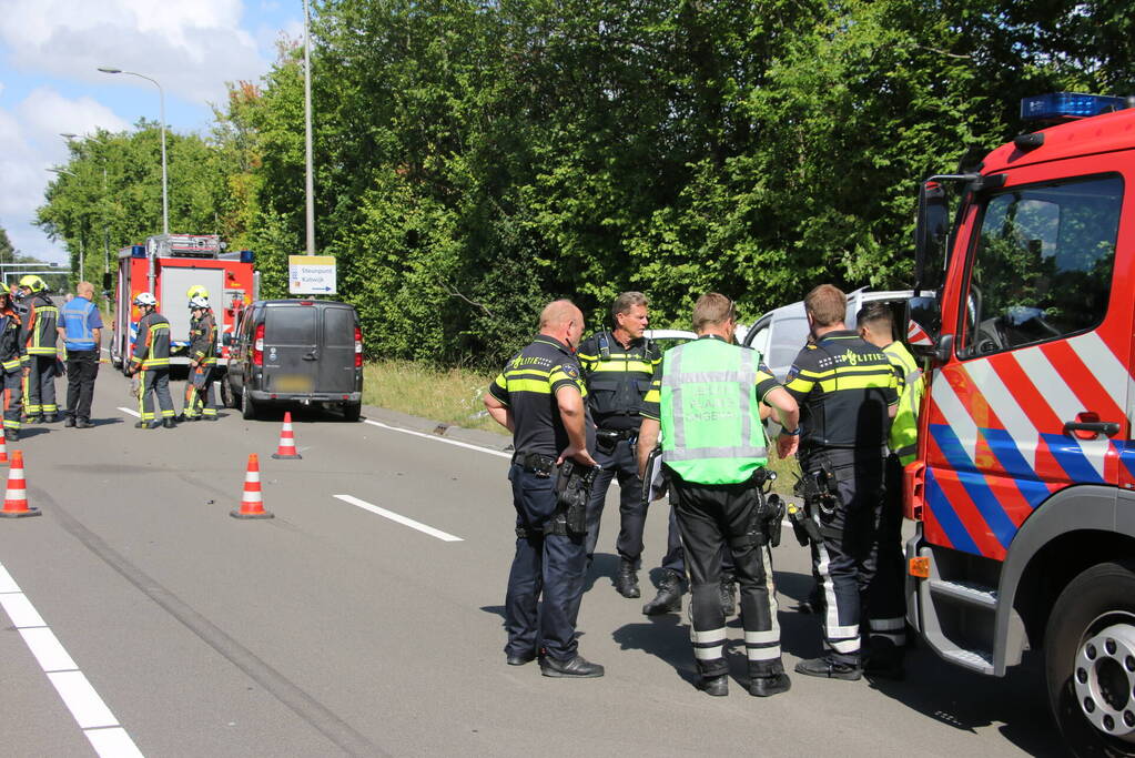 Weg bezaaid met brokstukken na botsing
