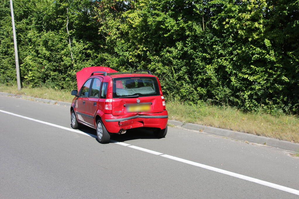 Weg bezaaid met brokstukken na botsing