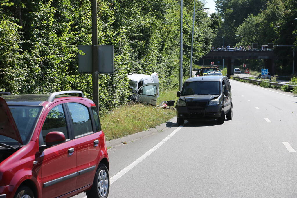 Weg bezaaid met brokstukken na botsing