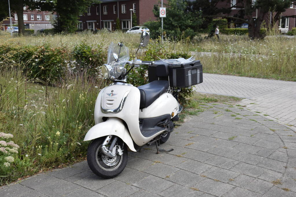 Scooterrijder komt hard ten val