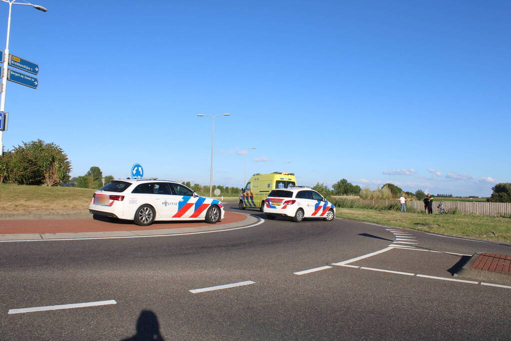 Automobilist rijdt rechtdoor de sloot in