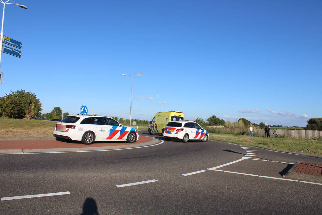 Automobilist rijdt rechtdoor de sloot in