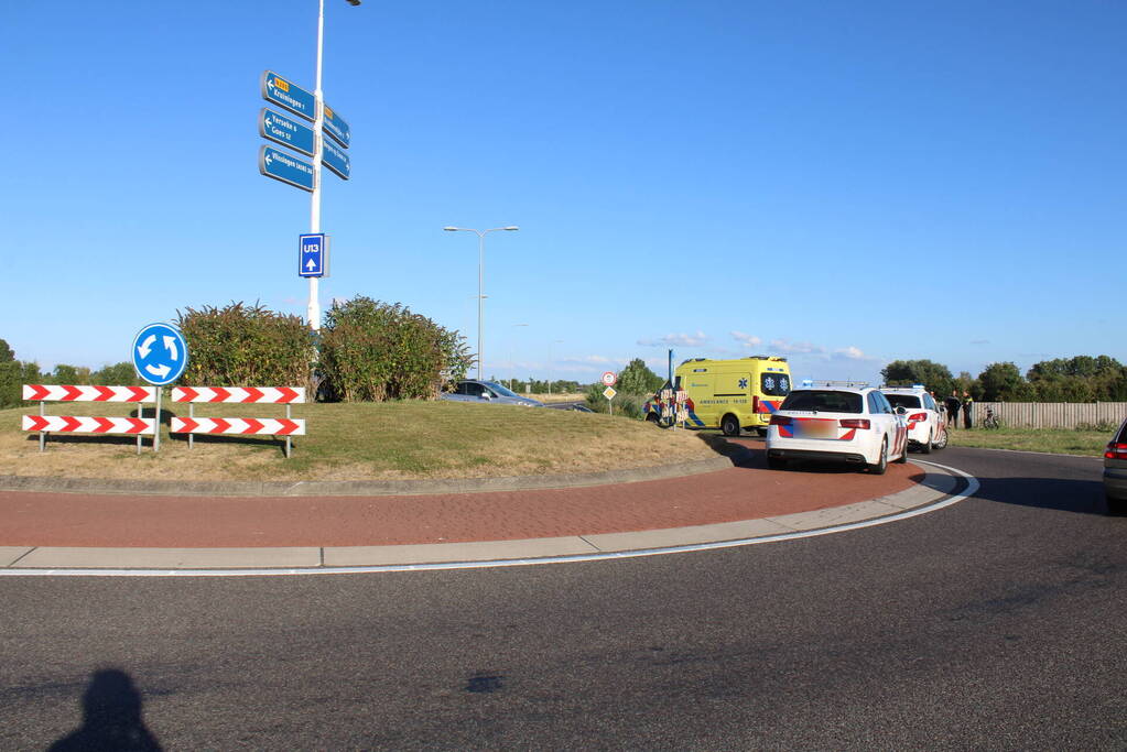 Automobilist rijdt rechtdoor de sloot in