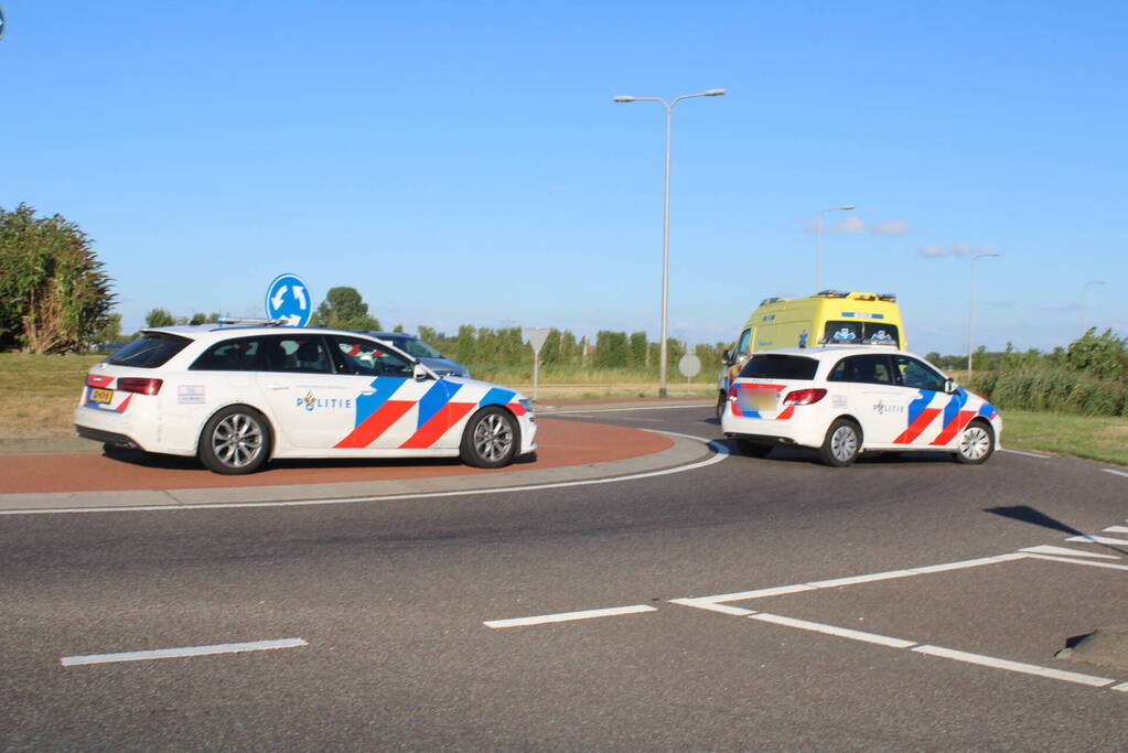 Automobilist rijdt rechtdoor de sloot in