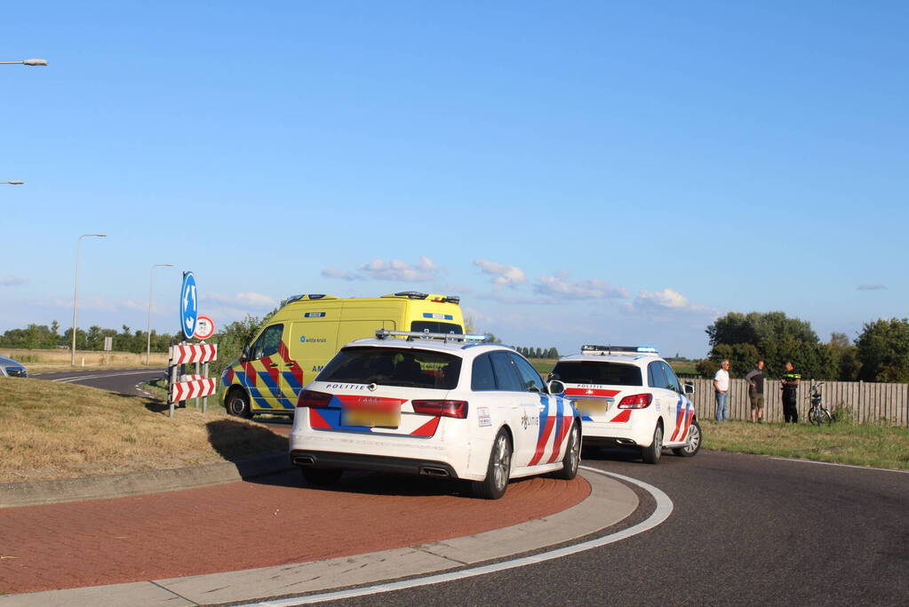 Automobilist rijdt rechtdoor de sloot in