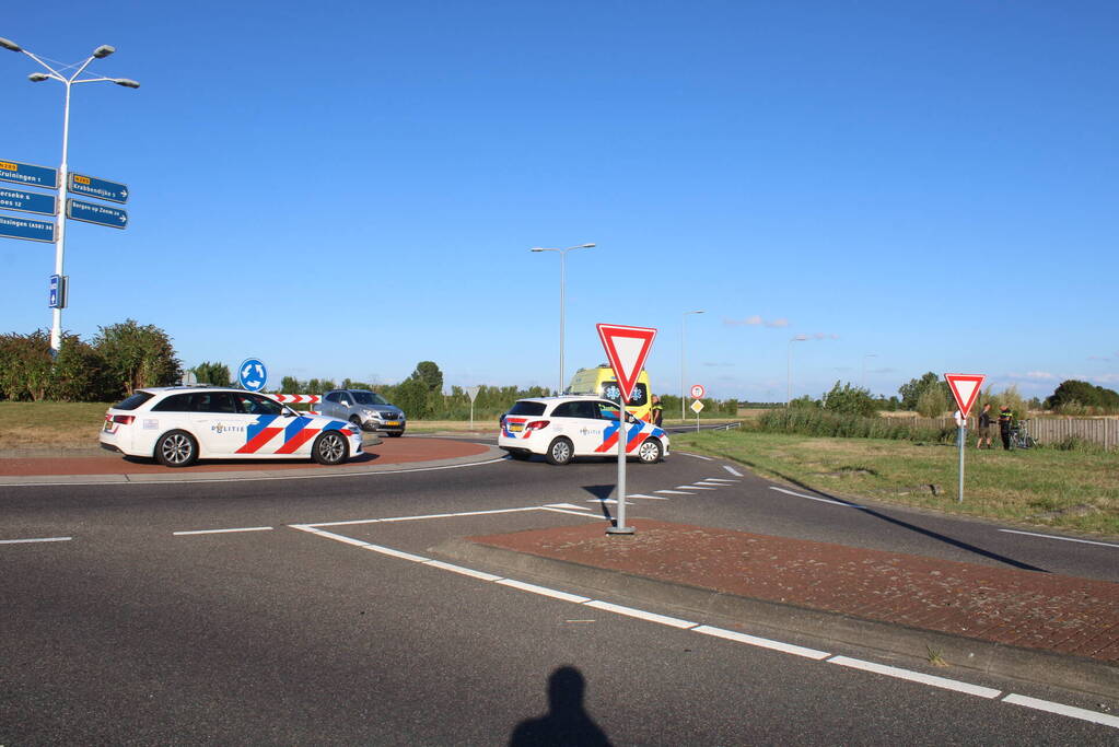 Automobilist rijdt rechtdoor de sloot in