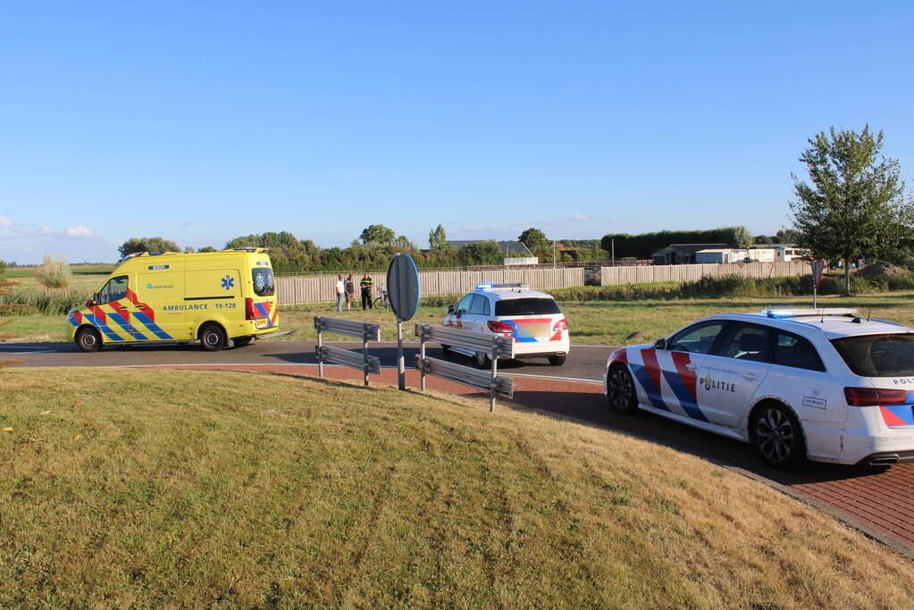Automobilist rijdt rechtdoor de sloot in