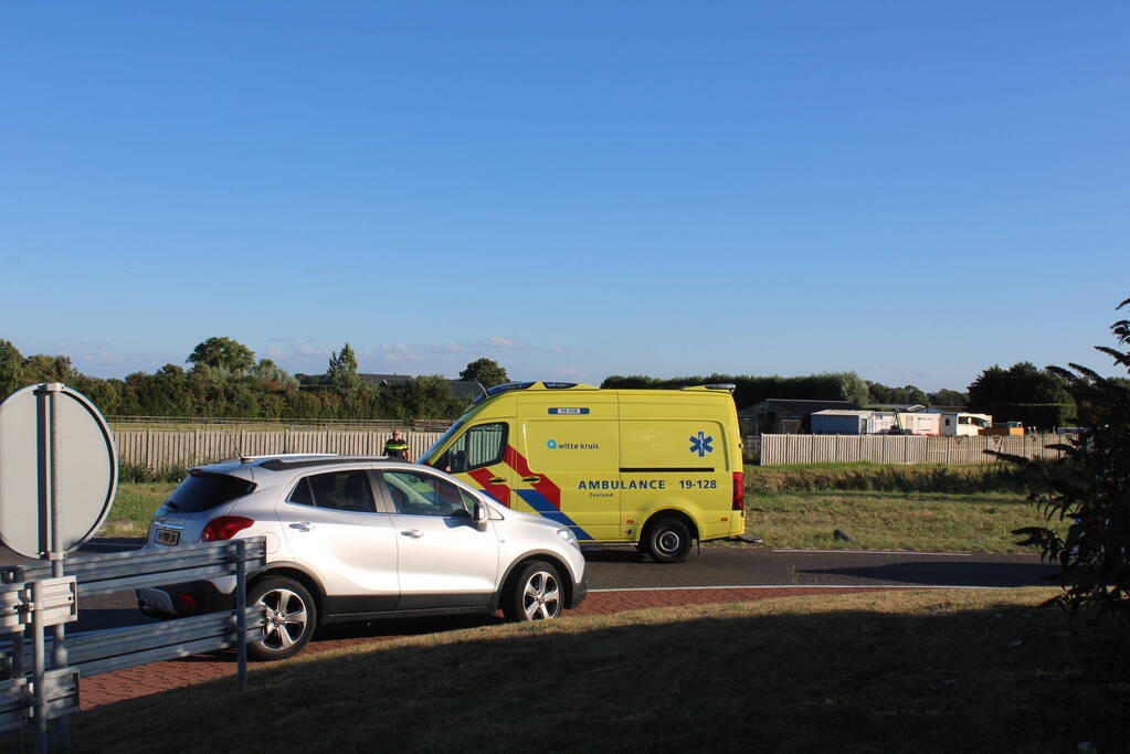 Automobilist rijdt rechtdoor de sloot in