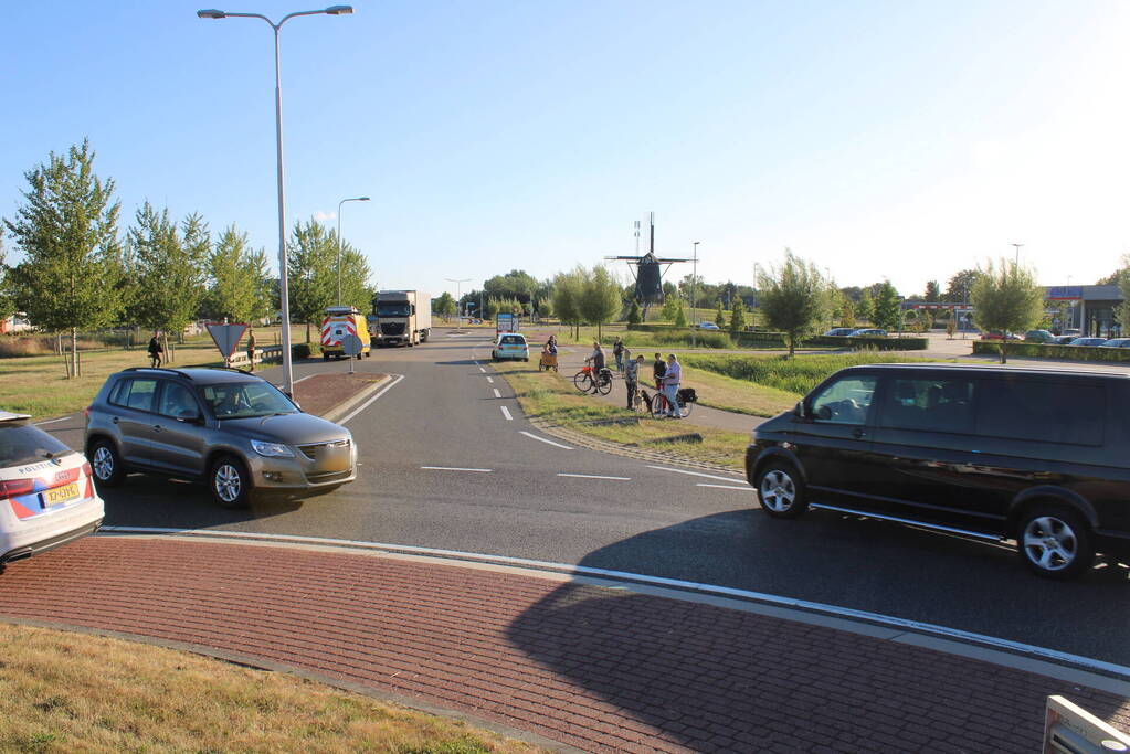 Automobilist rijdt rechtdoor de sloot in