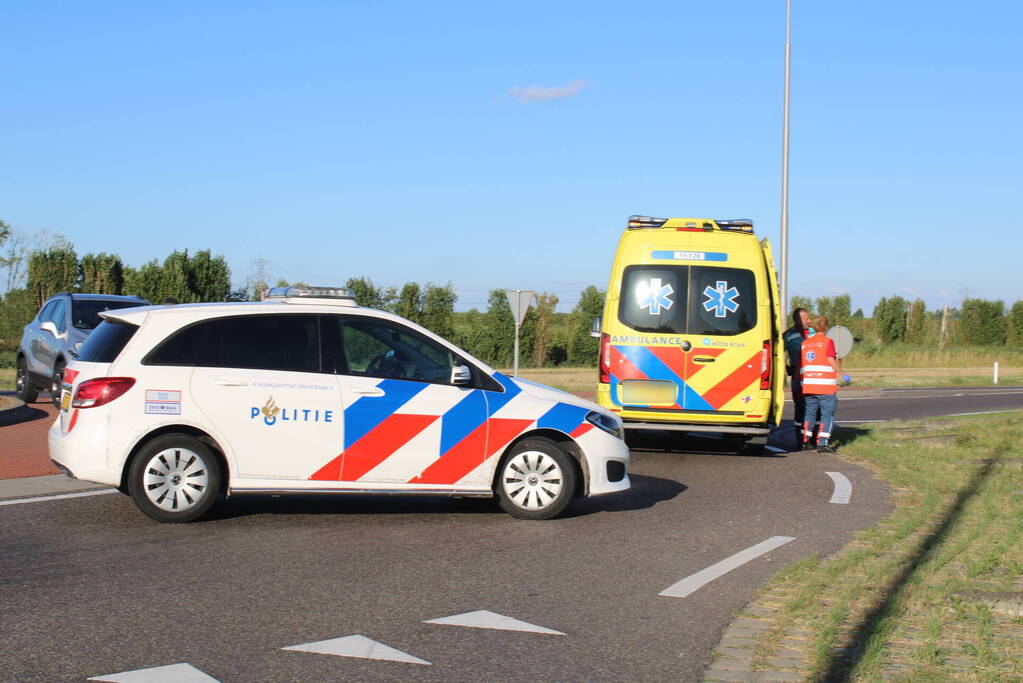 Automobilist rijdt rechtdoor de sloot in