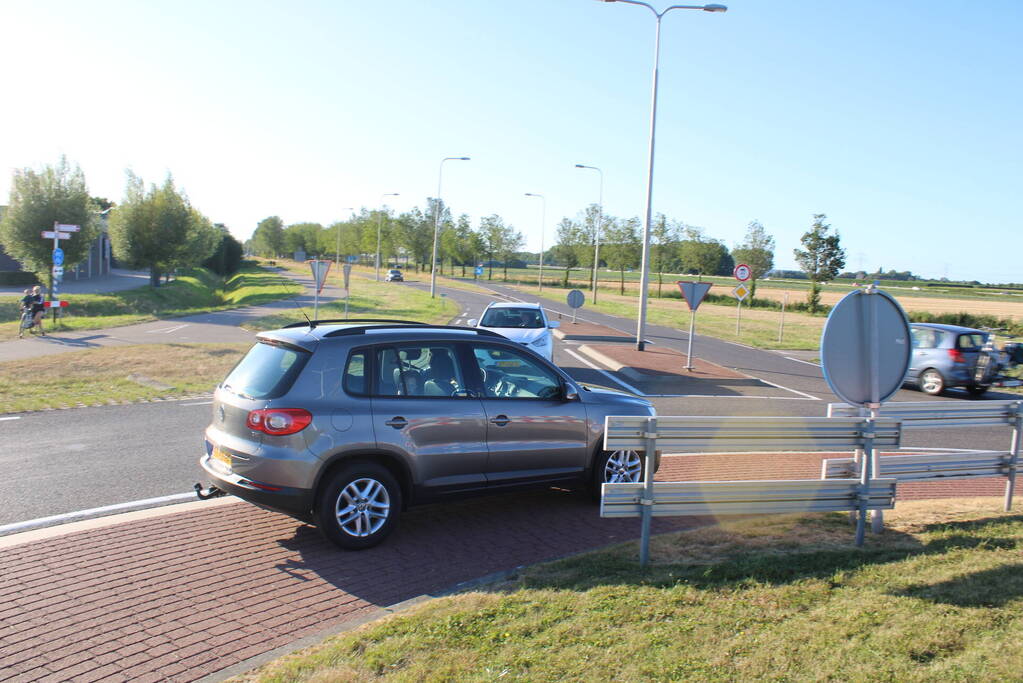 Automobilist rijdt rechtdoor de sloot in