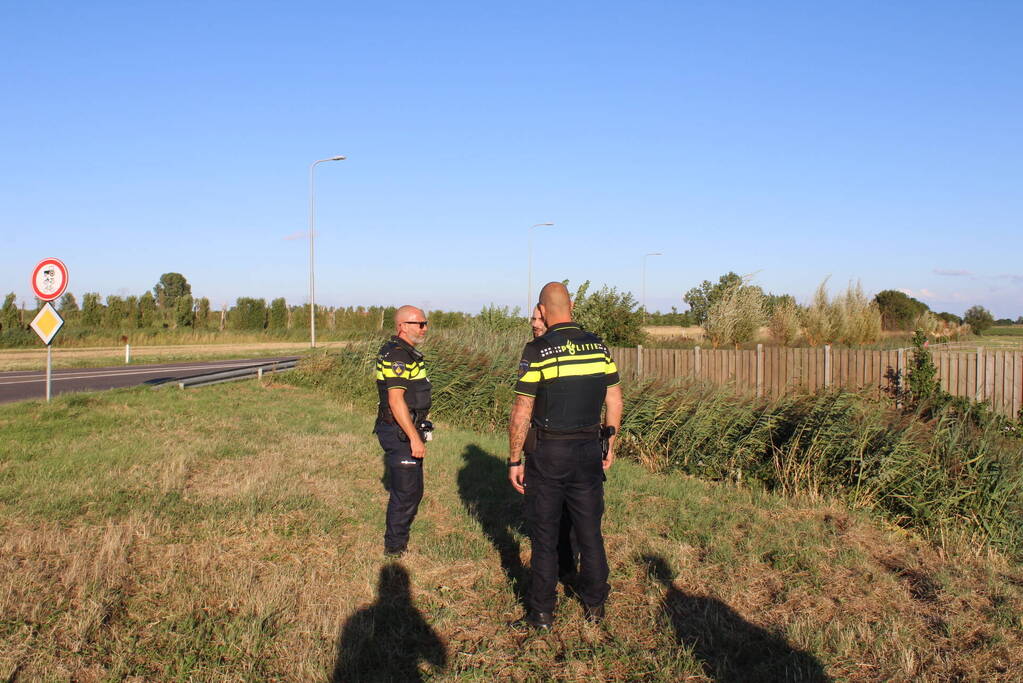 Automobilist rijdt rechtdoor de sloot in