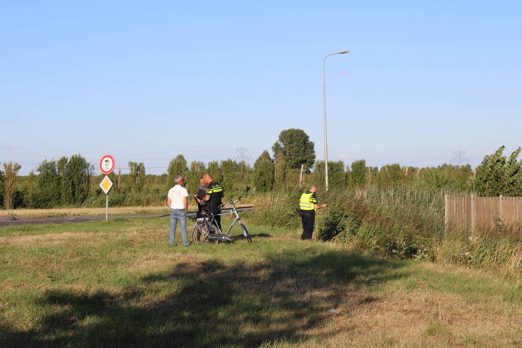 Automobilist rijdt rechtdoor de sloot in