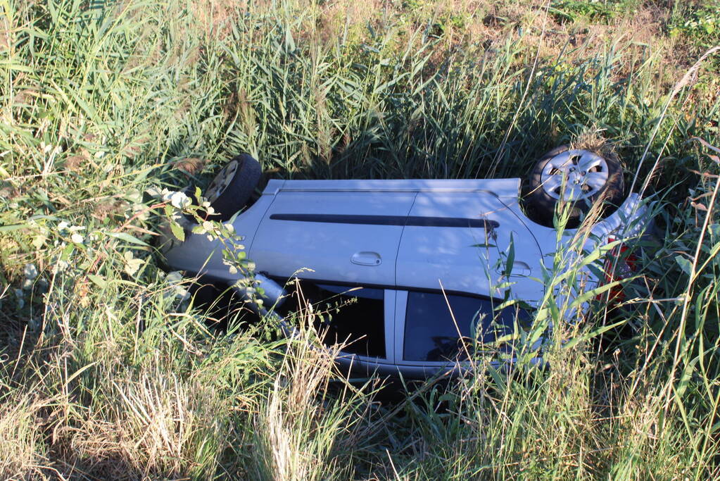 Automobilist rijdt rechtdoor de sloot in