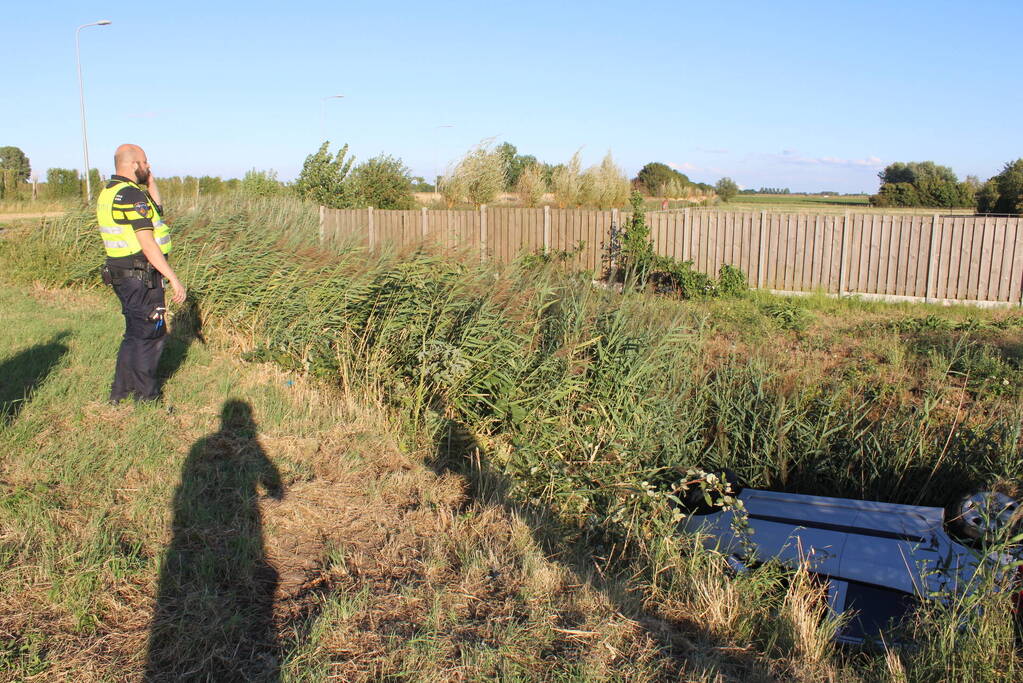 Automobilist rijdt rechtdoor de sloot in